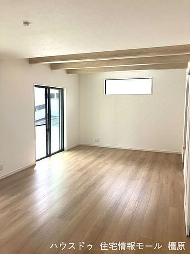 天井は見せ梁とダウンライトを採用しました。シーリングライトにホコリが溜まる事も無くお掃除の手間が省けます。