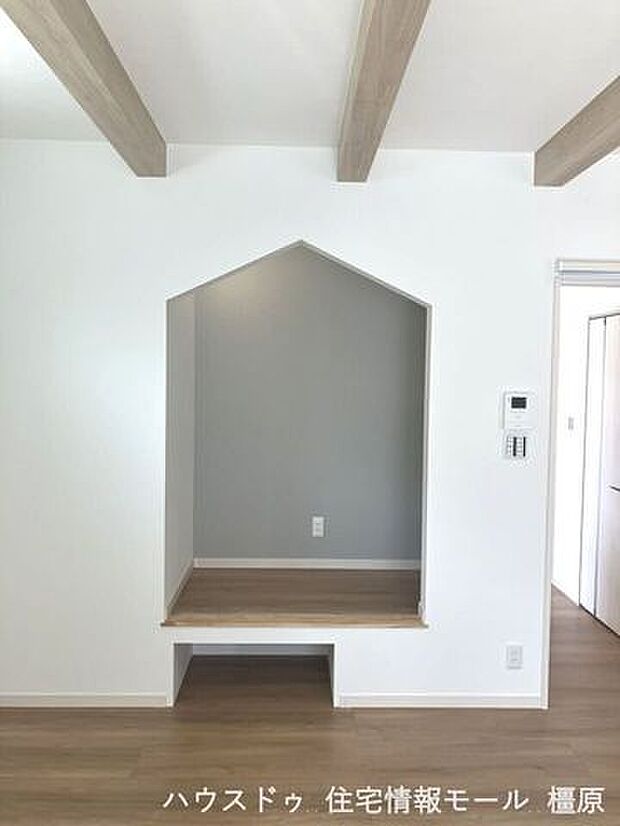 「小ぢんまりとした居心地のいい空間」のことをヌックと呼びます。ご家族が程良い距離感でつながる空間を実現しました。