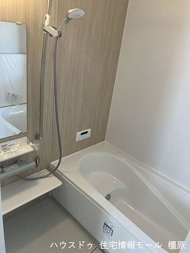 足を伸ばしておくつろぎいただける1坪サイズ。浴室暖房乾燥機・追い焚き機能を完備しております。