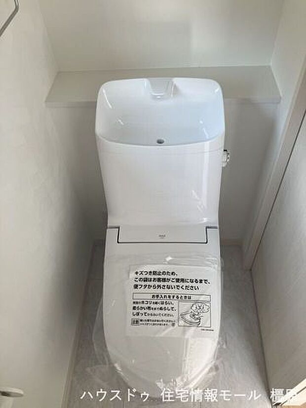 1・2階共に温水洗浄便座を完備しました。タンク一体型でお掃除楽々。いつも清潔に保てます。