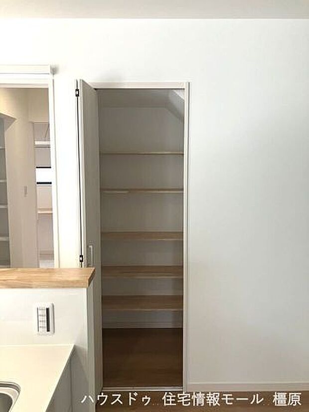 キッチン横に大容量の収納をもうけました。食品や日用品のストック整理にご活用下さい。