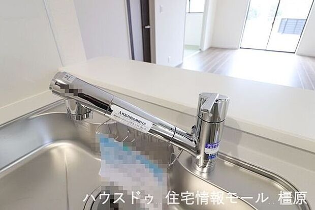 水栓一体型の浄水器は場所を取らずにきれいな水がいつでも利用できます。