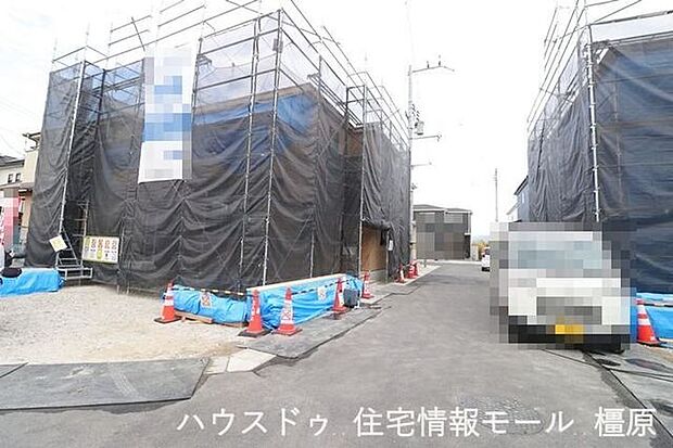 リビングと続き間になっており大変開放的。二面採光で明るさも確保しております。