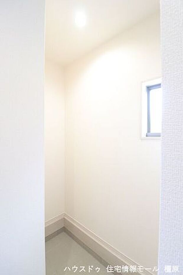 玄関にベビーカーの定位置としても便利に使えるスペースです。