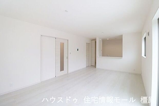 広々とした視線で料理ができる対面式キッチン。ご家族との会話も楽しめる空間です。