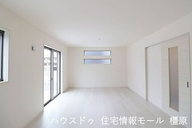 18帖のLDKは是非ご覧いただきたいポイント。南向きの大変明るいお部屋です。