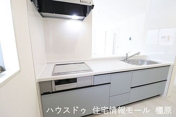 ご家族並んでお料理を楽しめる大型のシステムキッチン。3口コンロでお料理がはかどります。