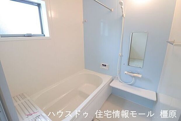 足を伸ばしておくつろぎいただける1坪サイズ。浴室乾燥機・追い焚き機能を完備しております。