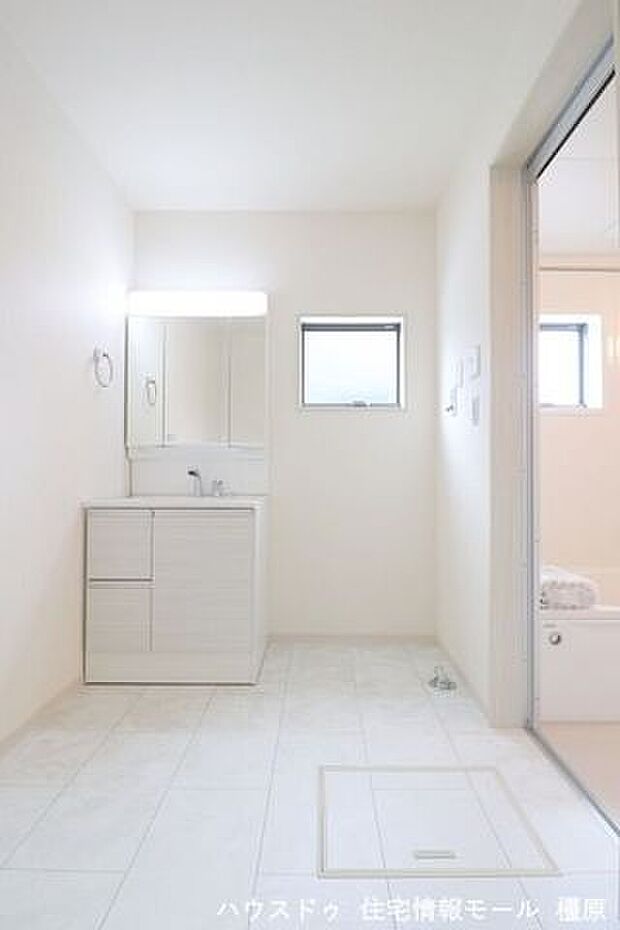 ゆとりの洗面スペースで朝の身支度もスムーズに。暮らしを快適に変えるシャワー付洗面台です。