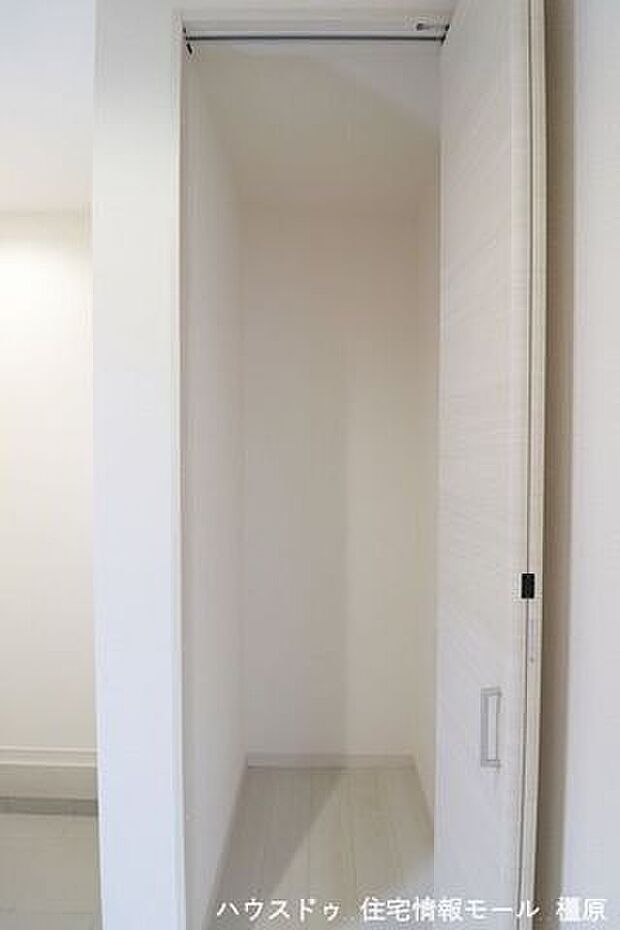 玄関横の収納はコートや上着の定位置にいかがでしょうか?