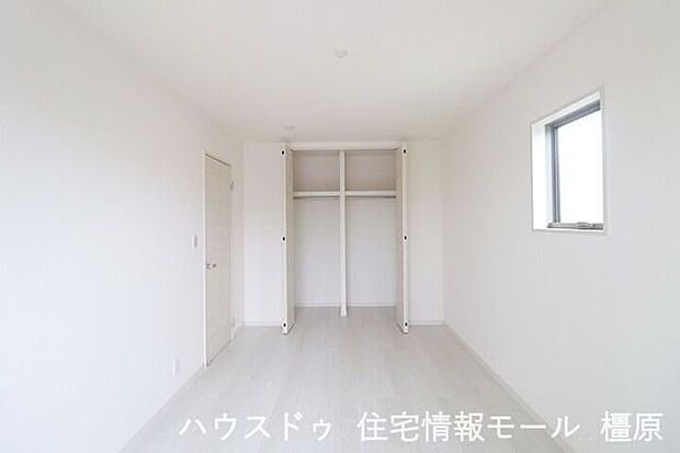 大容量のクローゼットがあり、沢山の衣類や小物もすっきり整理できます。