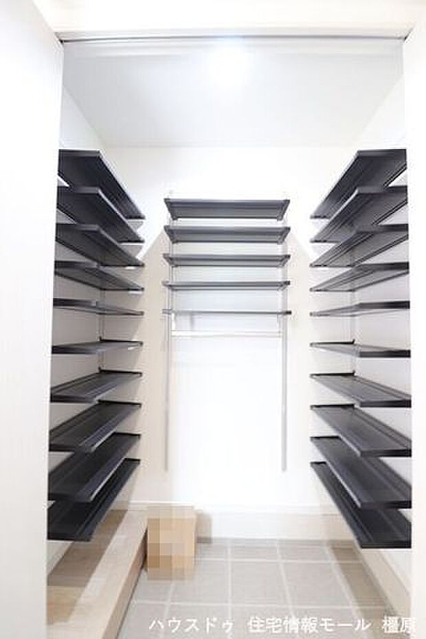 60足以上の靴が入る大きなスペース。ベビーカー等も余裕を持って置いていただけます。