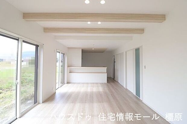 広々とした視線で料理ができる対面式キッチン。ご家族との会話も楽しめる空間です。