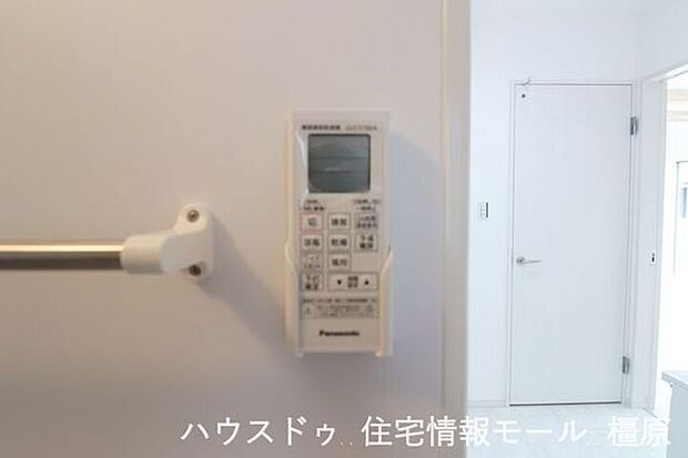 雨の日のお洗濯に役立つ浴室乾燥機。浴室のカビ予防にも活躍します。