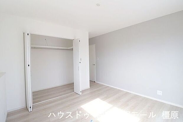 大容量のクローゼットがあり、沢山の衣類や小物もすっきり整理できます。