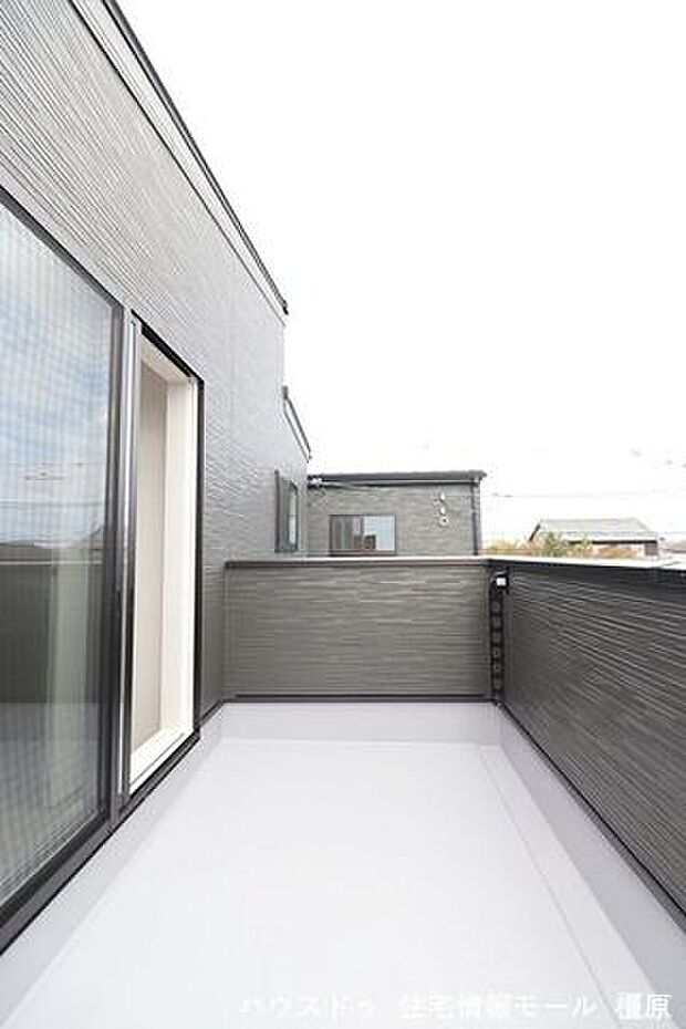 日差しがたっぷり降りそそぐ南向きバルコニー。冬場でもお洗濯物がしっかり乾きます