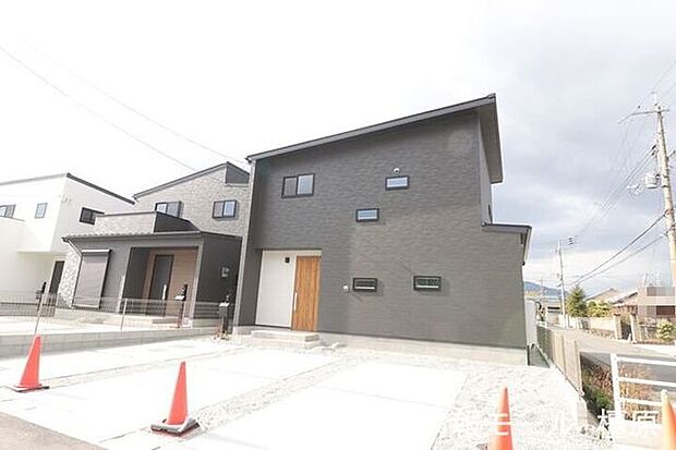 大規模開発分譲地内。前面道路幅は約6ｍあり、大型車でもスムーズに出し入れできます。