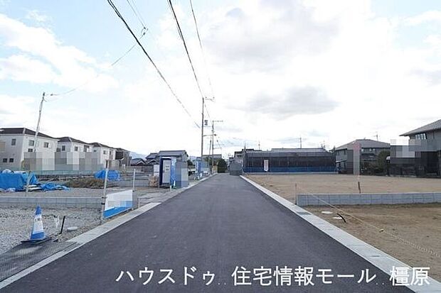 大規模開発分譲地内。前面道路幅は約6ｍあり、大型車でもスムーズに出し入れできます。（2026年1月6日撮影）