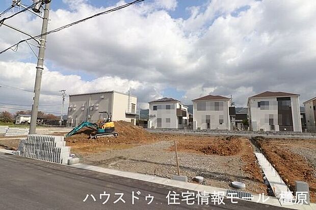 前面道路が約6ｍ幅あり、将来的にも陽当たりが変わる心配はございません。（2025年11月10日撮影）