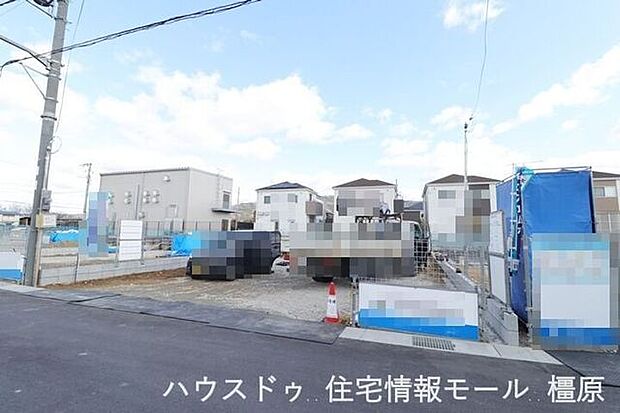 前面道路が約6ｍ幅あり、将来的にも陽当たりが変わる心配はございません。（2026年1月6日撮影）