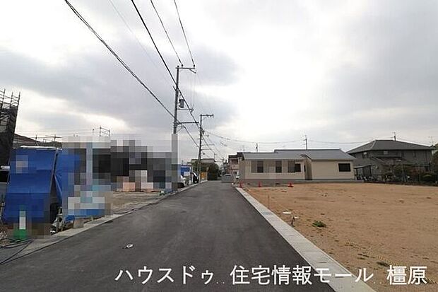 大規模開発分譲地内。前面道路幅は約6mあり、大型車でもスムーズに出し入れできます。(2026年2月16日撮影)