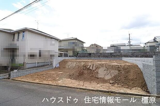 周辺は交通量が少なく、小さなお子様がいらしても安心。とっても静かな環境です。（2025年12月18日撮影）