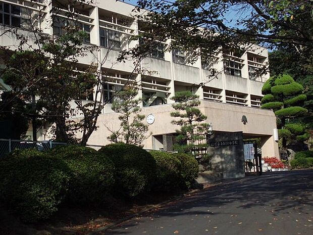 畝傍中学校 740m