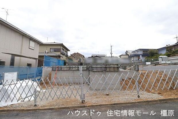 周辺は交通量が少なく、小さなお子様がいらしても安心。とっても静かな環境です。（2026年2月3日撮影）