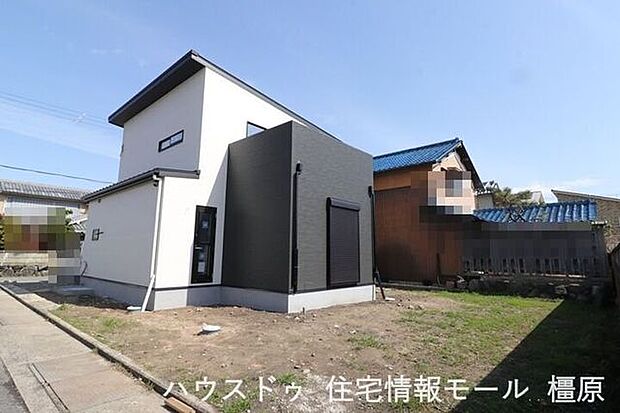 駐車は並列で4台可能!奥行きがありますので自転車などもゆったり置いていただけます(2026年3月5日撮影)