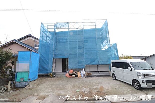 駐車は並列で4台可能！奥行きがありますので自転車などもゆったり置いていただけます（2026年2月8日撮影）