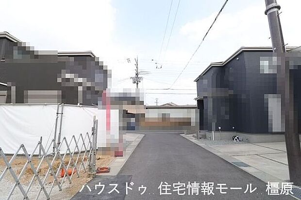 周辺は交通量が少なく、小さなお子様がいらしても安心。とっても静かな環境です。(2026年2月16日撮影)