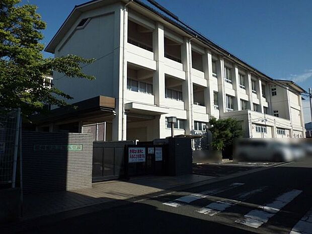 三輪小学校 900m