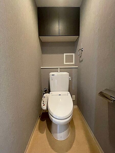 ■トイレ（温水洗浄便座・収納あり）落ち着いた色合いの内装で、リラックスできる空間です。