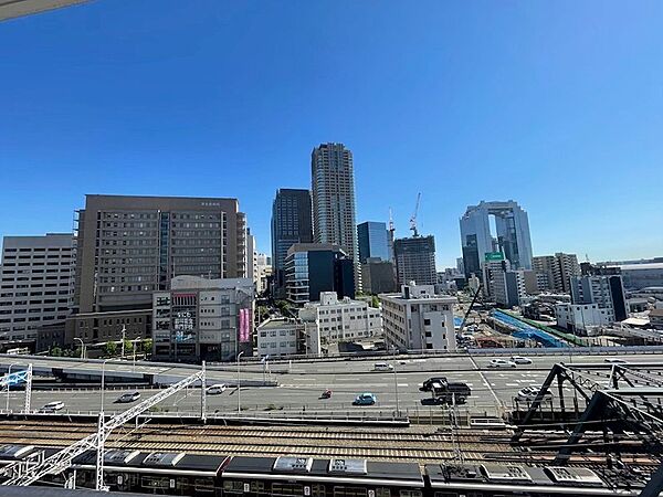 ■リビング・ダイニング側バルコニー　大都会梅田を一望できます。