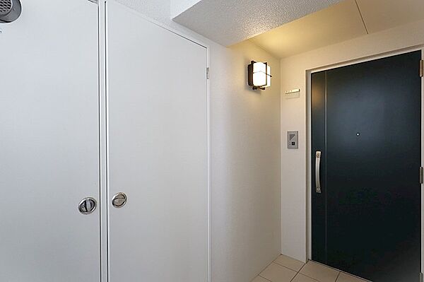専用ポーチ付きで、住戸の独立性を感じられる玄関まわり。収納もしっかり確保されています。