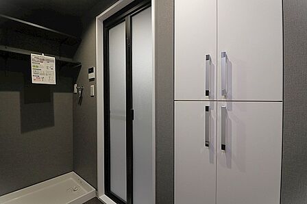 洗面化粧台の収納に加え、洗面室内に物入を備えています。タオルや洗剤、日用品などをすっきり整理できる便利な収納スペースです。
