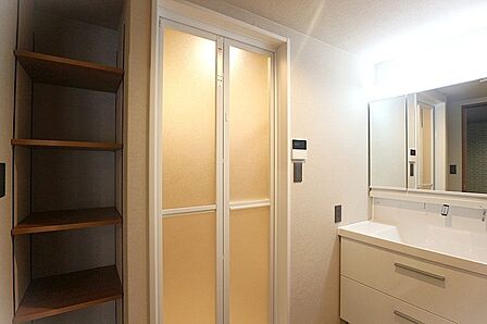 清潔感のある洗面室。家族で使いやすい動線に配慮されています。