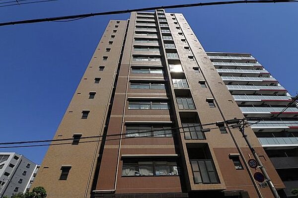 キッチン・トイレ・洗面化粧台・給湯機を新調し、壁も貼り替え済み。新しく整えられた室内で、気持ちよく新生活を始められます。