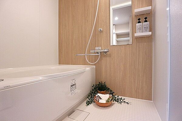 新調された浴室で、一日の疲れをゆっくり癒せます。