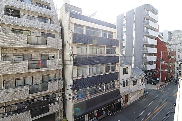 4階部分の住戸で、地上階の喧騒から適度に離れた落ち着いた暮らしを楽しめます。