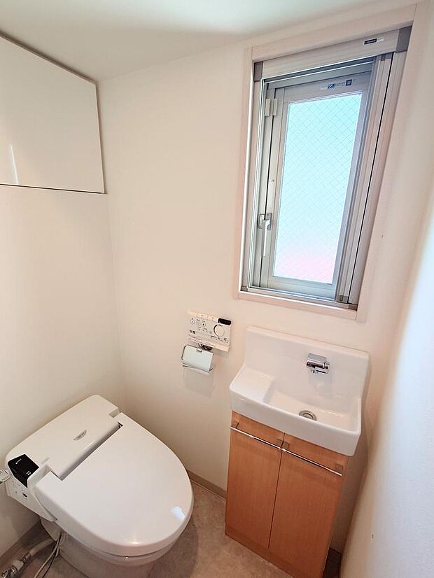 温水洗浄便座付きトイレ：手洗い場や明るく換気のしやすい窓があります