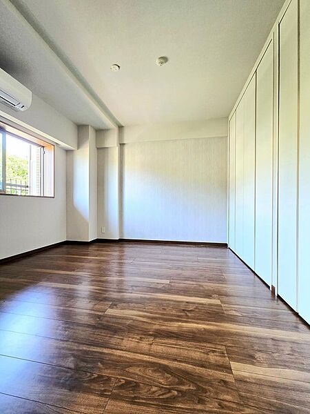 約８．０帖ある広いシンプルな正方形の洋室、バルコニーに面しているお部屋のため、開放感があるプライベート空間となります。