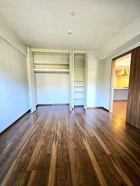 約８．０帖ある広いシンプルな正方形の洋室、バルコニーに面しているお部屋のため、開放感があるプライベート空間となります。
