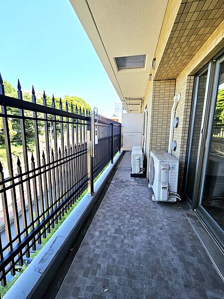 バルコニーより花火が見えます。前面には建物がなく、開放感があります。ペット飼育可能なマンションです。