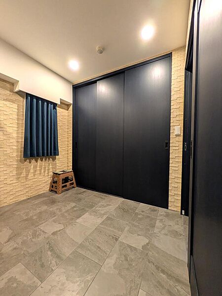 角部屋につき2面に窓がついたホテルライクな洋室