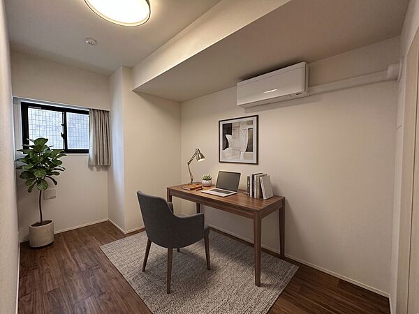テレワークや書斎、子供部屋など多用途に活用できる洋室。クローゼットも完備した空間。※家具や装飾はCG画像となり販売対象には含まれません。