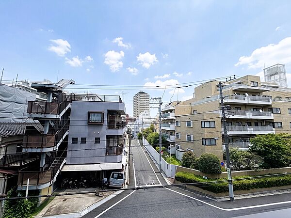 前面道路につき遮るものがなく開放感。豊かな日当たりと爽やかな風を感じるロケーション。