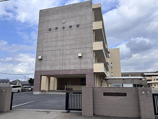 坂戸小学校　徒歩４分３００ｍ
