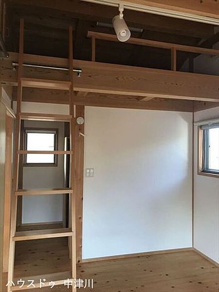 ロフトへの可動式ハシゴ