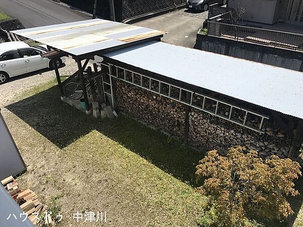 暖炉用の薪がストックされています。